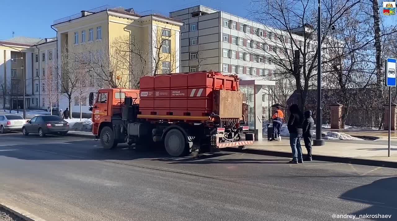 Андрей Накрошаев: Остановочные павильоны начал мыть «Спецавтотранс»