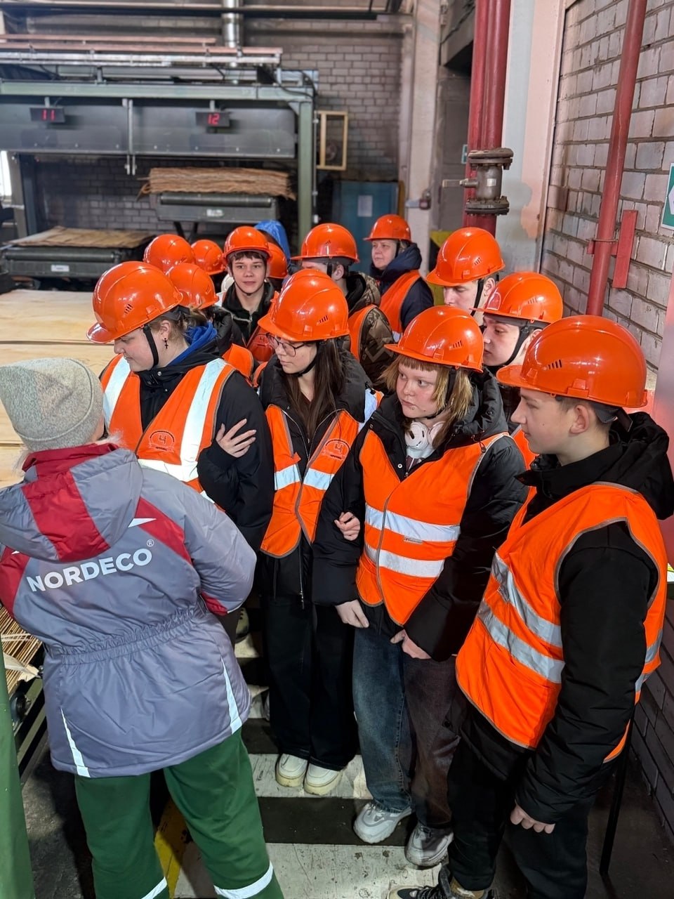 Юные лесники посетили Череповецкий фанерно-мебельный комбинат Юные лесники посетили Череповецкий фанерно-мебельный комбинат