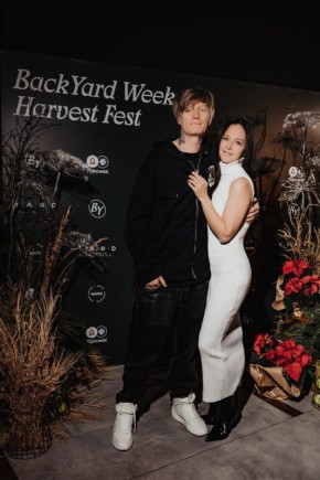 Фестиваль Harvest Fest собрал любителей локальных продуктов и музыки в фудхолле Backyard