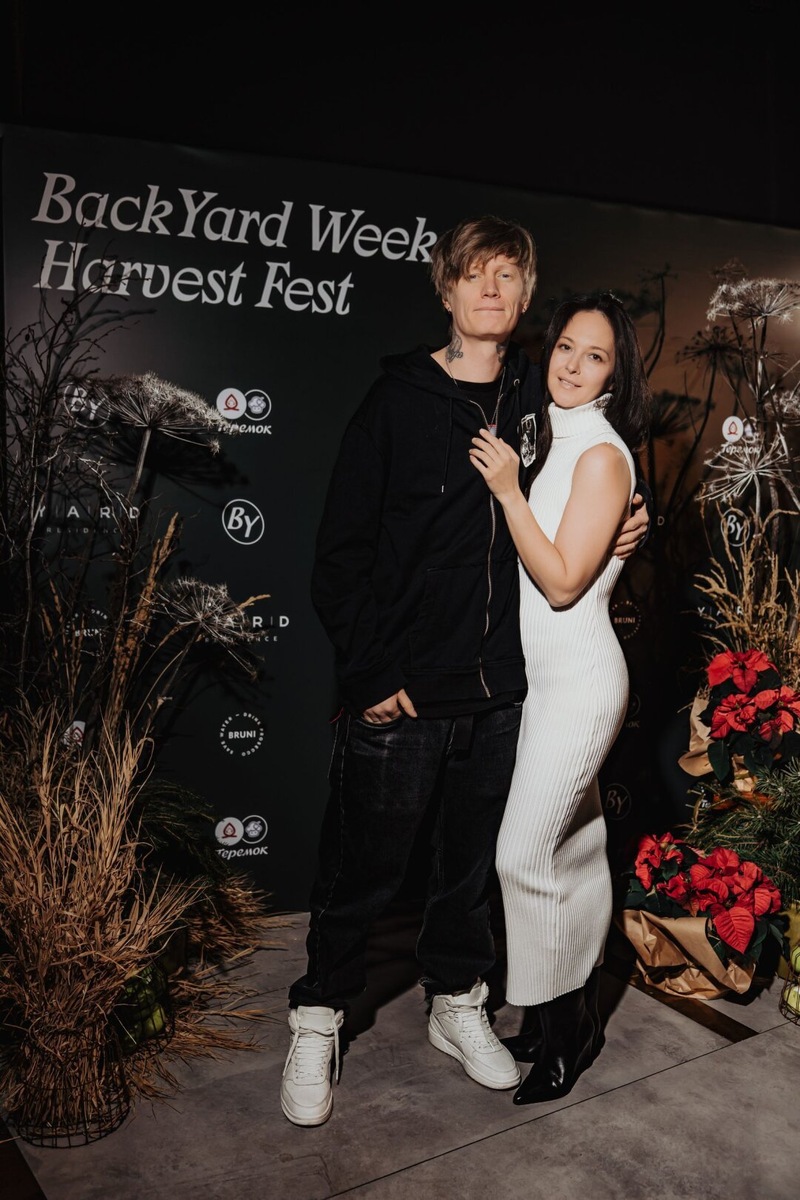 Фестиваль Harvest Fest собрал любителей локальных продуктов и музыки в фудхолле Backyard