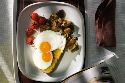 Необычная глазунья с белыми грибами и запеченными помидорами