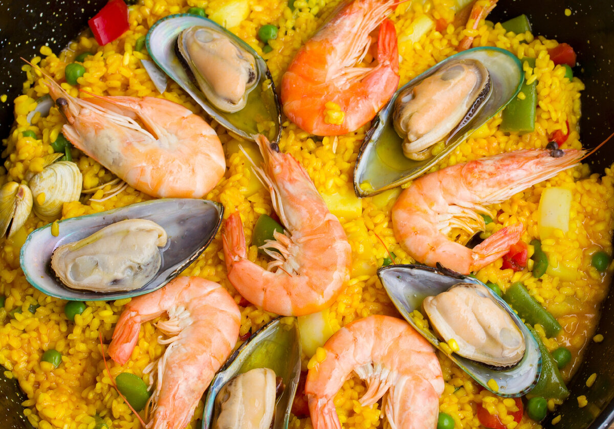 Паэлья с морепродуктами: Путешествие в мир средиземноморских вкусов