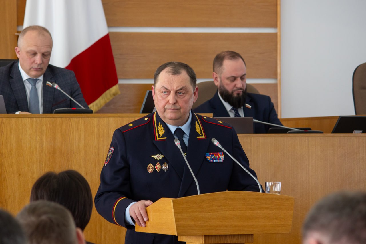 Начальник УМВД России по Вологодской области Павел Серов выступил с отчетом на очередной сессии Законодательного Собрания региона Начальник УМВД России по Вологодской области Павел Серов выступил с отчетом на очередной сессии Законодательного Собрания региона