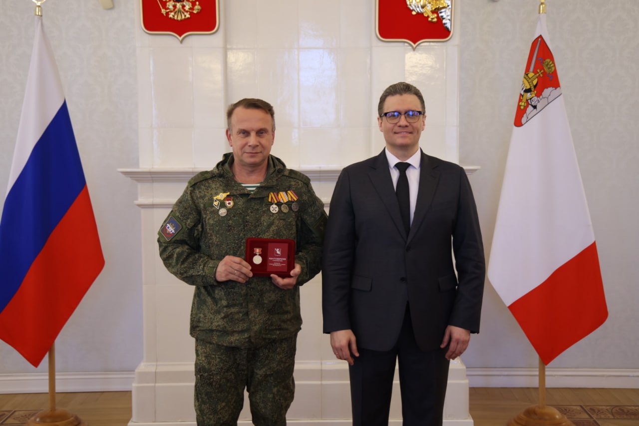 Георгий Филимонов вручил первые памятные знаки «За участие в СВО от Вологодчины» Георгий Филимонов вручил первые памятные знаки «За участие в СВО от Вологодчины»