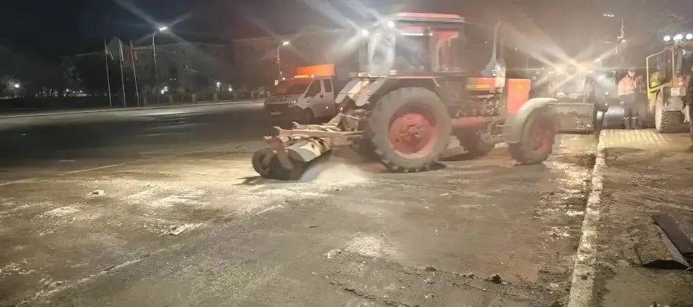 Георгий Филимонов: Андрей Накрошаев:. «Уважаемый Георгий Юрьевич, добрый вечер! Докладываю по содержанию улично-дорожной сети города: В ночную смену 26.03.2026 - 27.03.2026 на уборку города Череповца выведено 27 единиц...