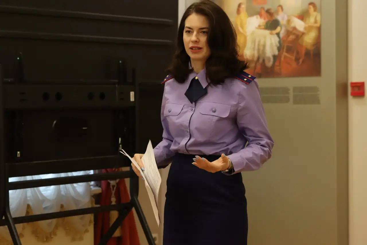 Сотрудник СУ СК России по Вологодской области выступила перед работниками культуры на тему противодействия коррупционным преступлениям