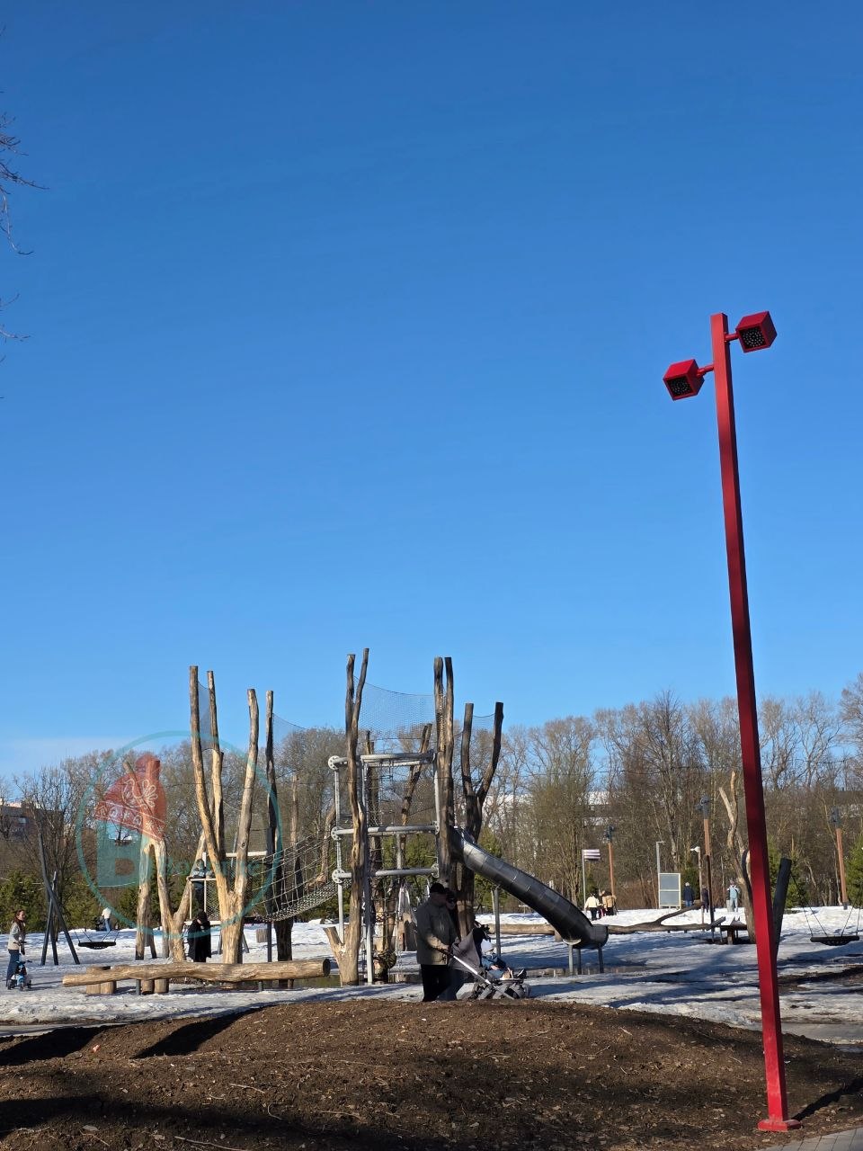 Осановская роща. На старой детской площадке никого ,все теперь на новой Осановская роща. На старой детской площадке никого ,все теперь на новой