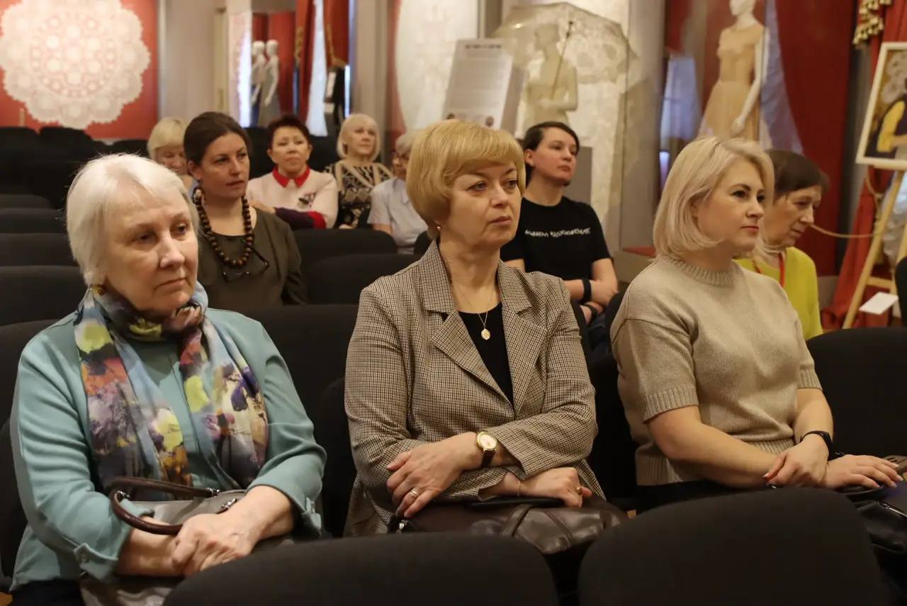 Сотрудник СУ СК России по Вологодской области выступила перед работниками культуры на тему противодействия коррупционным преступлениям Сотрудник СУ СК России по Вологодской области выступила перед работниками культуры на тему противодействия коррупционным преступлениям