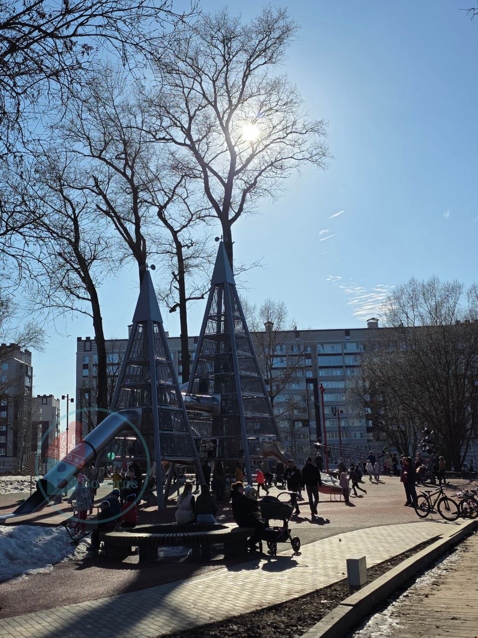 Осановская роща. На старой детской площадке никого ,все теперь на новой