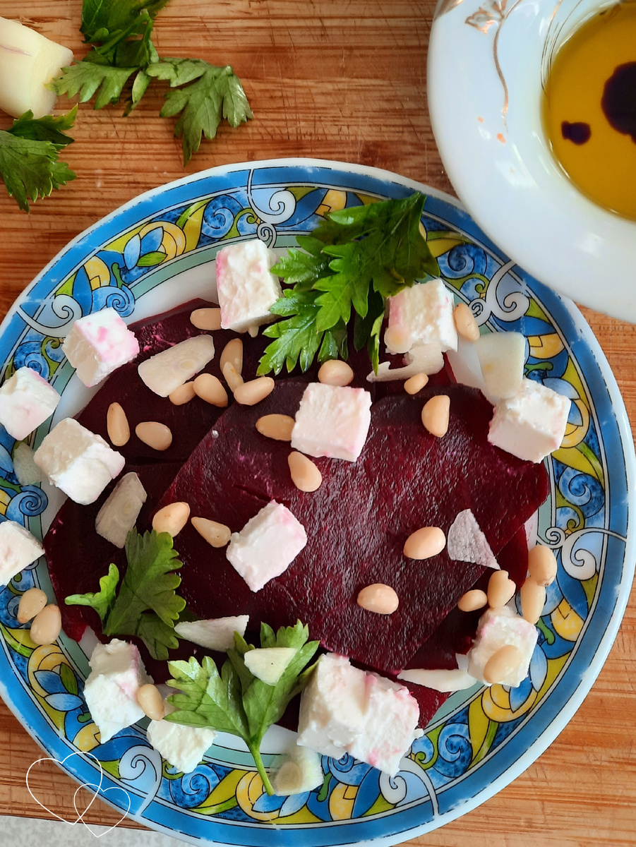 Салат из свеклы с брынзой и гранатовой заправкой: идеальное утро на тарелке
