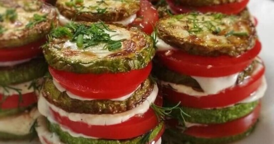 Необычные кабачковые бутерброды с помидорами и сырным кремом