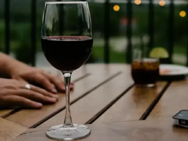 Вино и личный опыт важнее рейтингов: как слышать речь бутылки