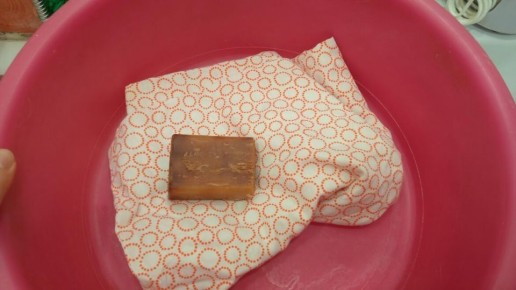 Необычный способ уборки: как бабушка заменила стирку на намыленные простыни и удивила всю семью