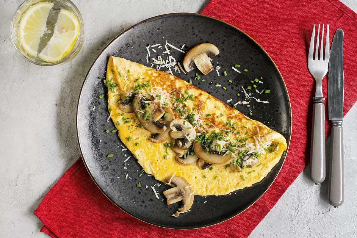Непревзойденный грибной омлет с сулугуни: идеально простое блюдо для гурманов