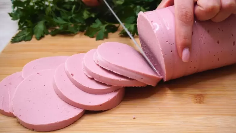 Как приготовить домашнюю колбасу: легко и вкусно, без лишних затрат