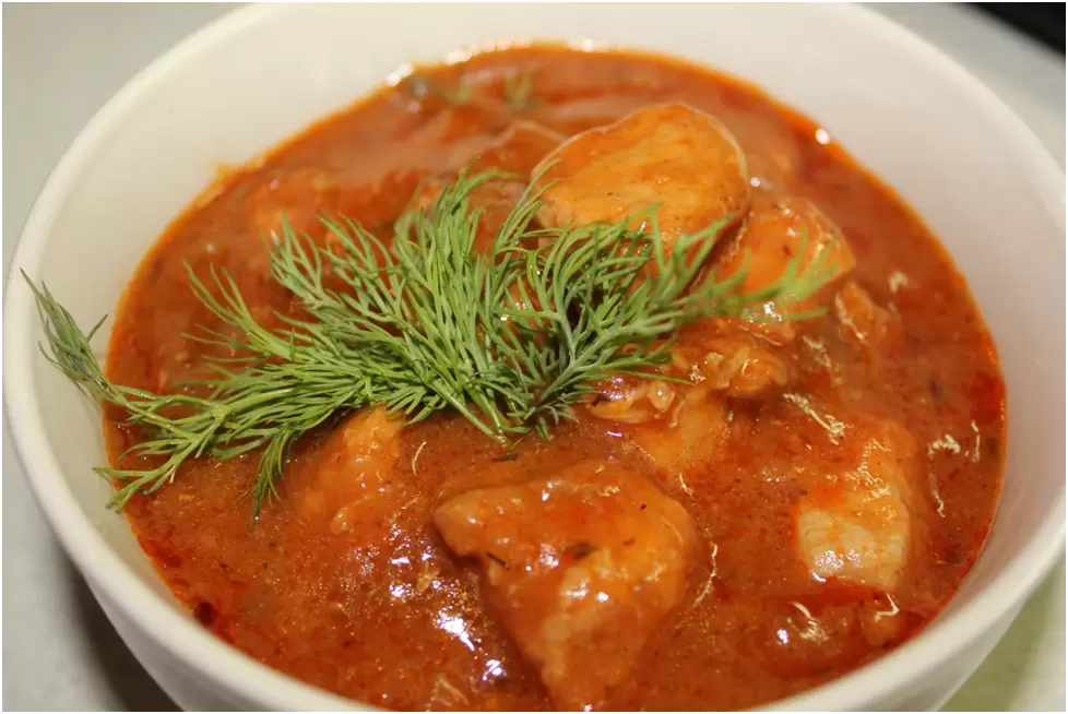 Рекомендуем попробовать: вкусный гуляш из свинины