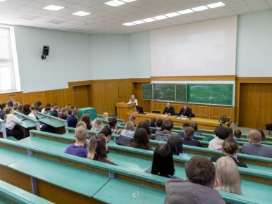 Заместитель начальника УМВД России по Вологодской области Алексей Оботуров провел встречу со студентами Вологодского государственного университета