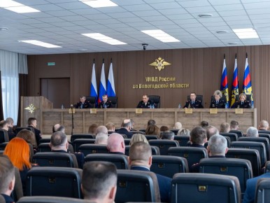 Начальник УМВД России по Вологодской области Павел Серов вручил ведомственные награды сотрудникам органов внутренних дел