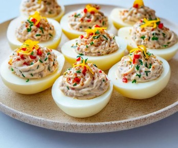 Фаршированные яйца с рыбой: идеальная закуска для любого праздника