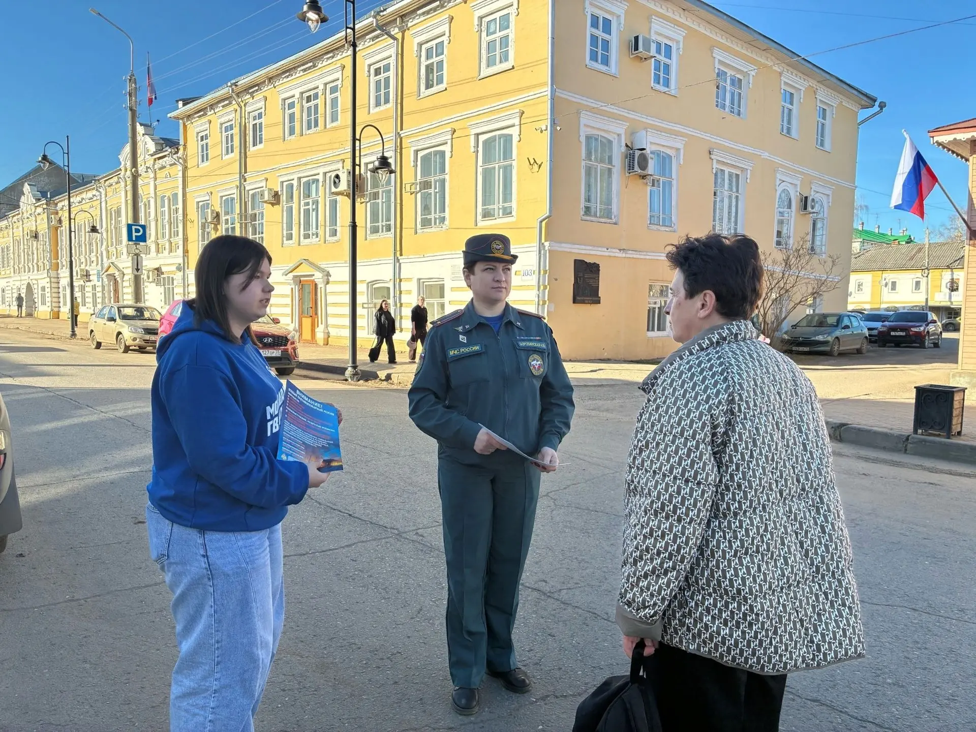 МЧС России и «Молодая Гвардия» вышли на улицы Великого Устюга МЧС России и «Молодая Гвардия» вышли на улицы Великого Устюга
