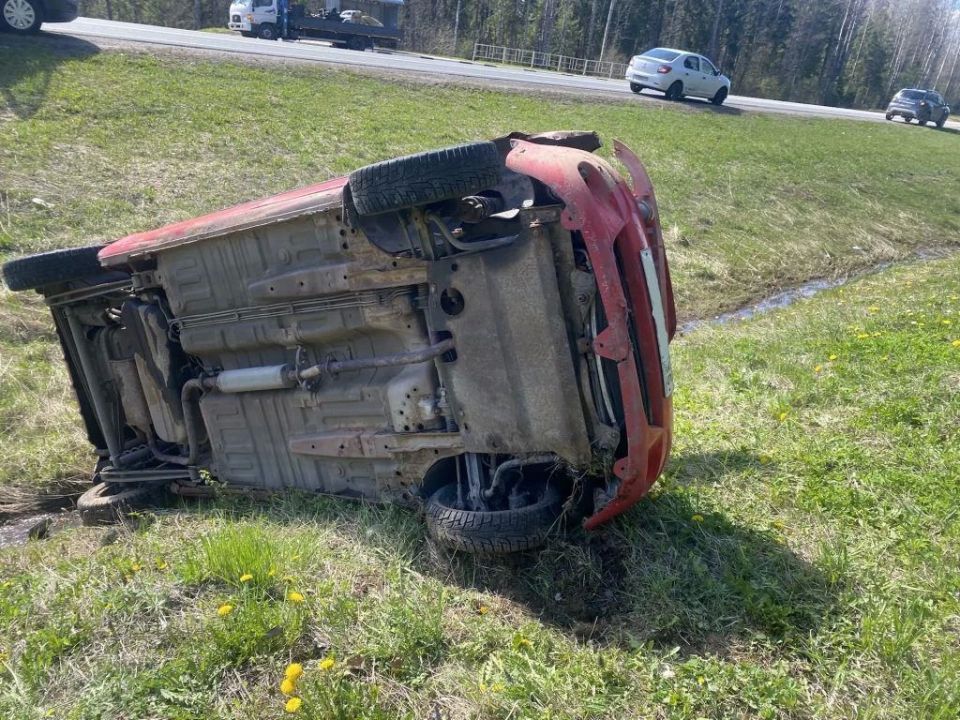 В Шекснинском округе в ДТП пострадал водитель и пассажир автомобиля В Шекснинском округе в ДТП пострадал водитель и пассажир автомобиля