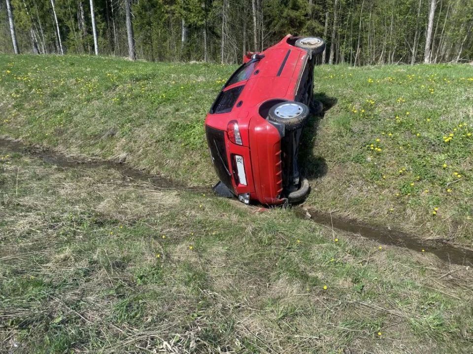 В Шекснинском округе в ДТП пострадал водитель и пассажир автомобиля В Шекснинском округе в ДТП пострадал водитель и пассажир автомобиля