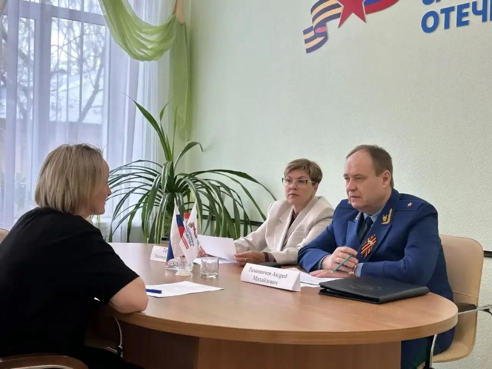 Прокурор Вологодской области Андрей Тимошичев совместно с руководителем регионального филиала Государственного фонда поддержки участников специальной военной операции «Защитники Отечества» Элеонорой Теребковой провел личный... Прокурор Вологодской области Андрей Тимошичев совместно с руководителем регионального филиала Государственного фонда поддержки участников специальной военной операции «Защитники Отечества» Элеонорой Теребковой провел личный...