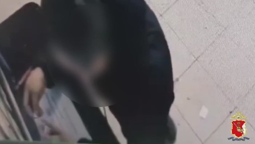 В Череповце сотрудники уголовного розыска задержали подозреваемого в грабеже ювелирного изделия