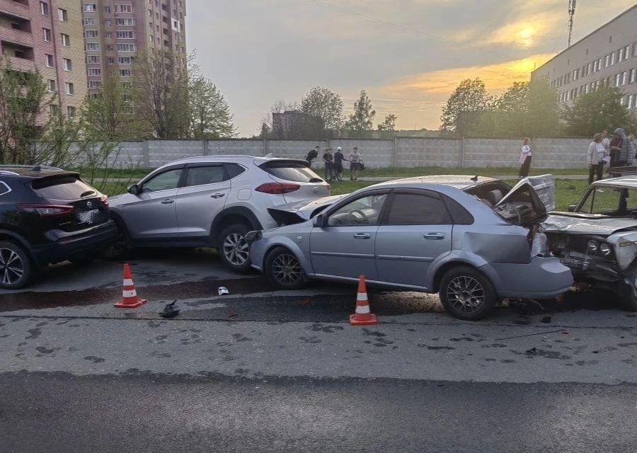 В Череповце ВАЗ 2106 столкнулся с тремя автомобилями: погиб человек