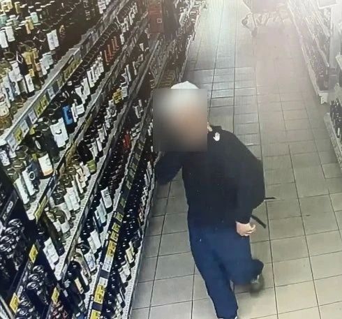 В дежурную часть отдела полиции № 1 УМВД России «Вологда» поступило сообщение о грабеже алкоголя в одной из торговых точек на улице Маршала Конева