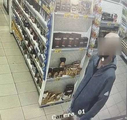 В дежурную часть отдела полиции № 1 УМВД России «Вологда» поступило сообщение о грабеже алкоголя в одной из торговых точек на улице Маршала Конева В дежурную часть отдела полиции № 1 УМВД России «Вологда» поступило сообщение о грабеже алкоголя в одной из торговых точек на улице Маршала Конева
