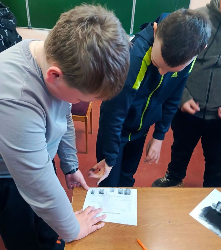Полицейские Вытегры провели «Урок мужества» в Мегорской средней школе Полицейские Вытегры провели «Урок мужества» в Мегорской средней школе