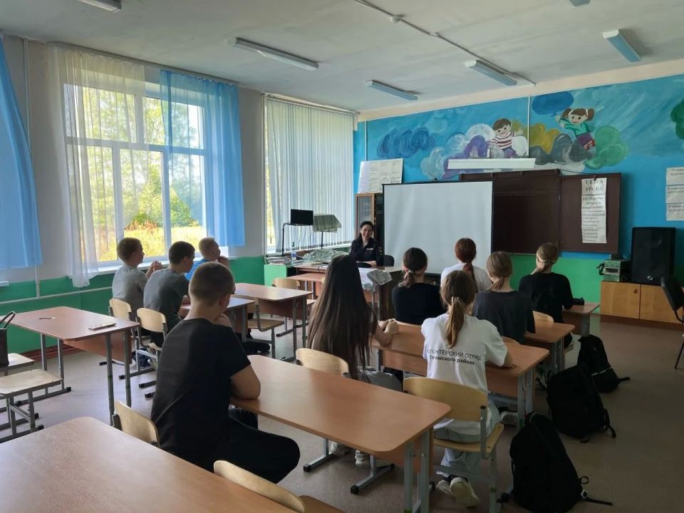 В Тотьме полицейские и ветераны провели со школьниками профилактическую беседу В Тотьме полицейские и ветераны провели со школьниками профилактическую беседу