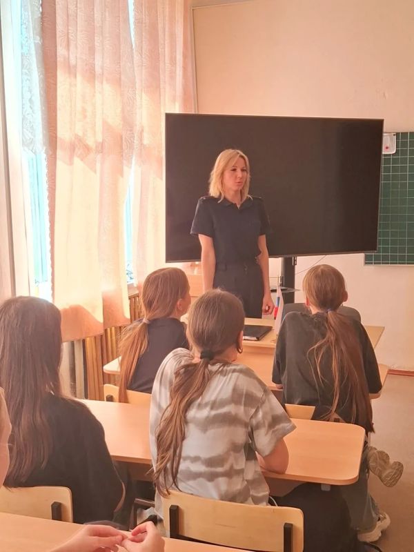 В Тотьме полицейские и ветераны провели со школьниками профилактическую беседу В Тотьме полицейские и ветераны провели со школьниками профилактическую беседу