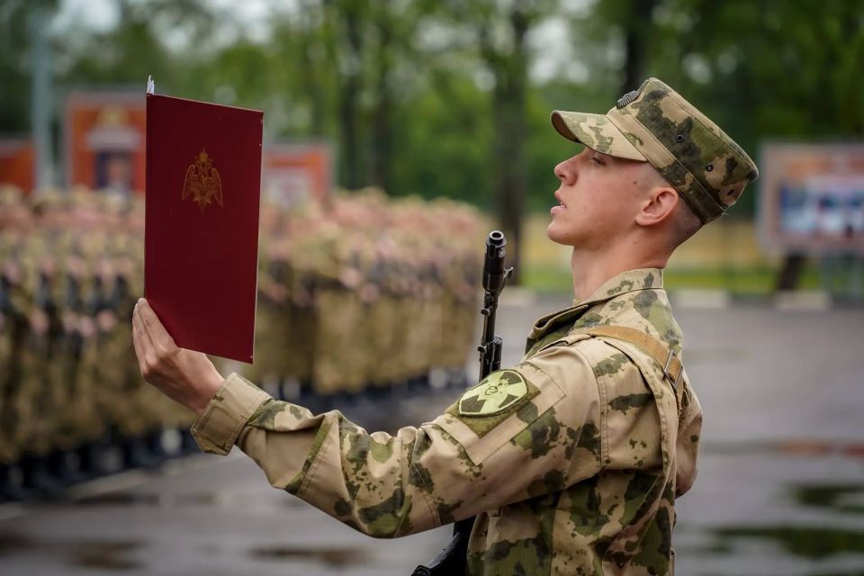 Сегодня в Ленинградской области состоялась торжественная церемония Военной присяги военнослужащими по призыву 33-й бригады оперативного назначения и полка по охране важных государственных объектов Северо-Западного округа... Сегодня в Ленинградской области состоялась торжественная церемония Военной присяги военнослужащими по призыву 33-й бригады оперативного назначения и полка по охране важных государственных объектов Северо-Западного округа...