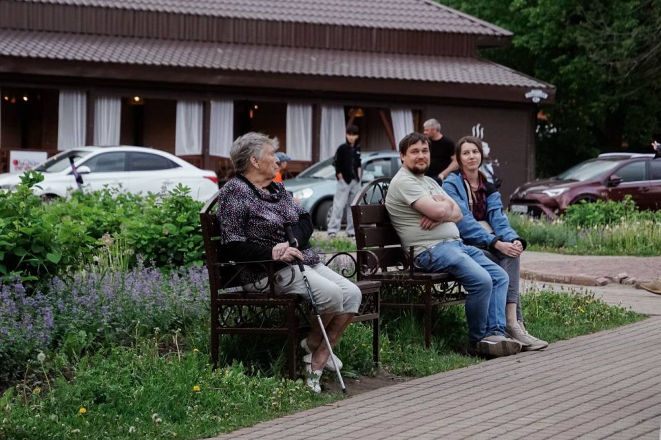 «Арт-весна» на улицах Череповца: молодые музыканты создают праздничное настроение жителям «Арт-весна» на улицах Череповца: молодые музыканты создают праздничное настроение жителям