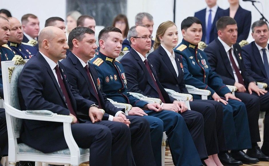 Владимир Путин встретился с выпускниками программы «Время героев» Владимир Путин встретился с выпускниками программы «Время героев»