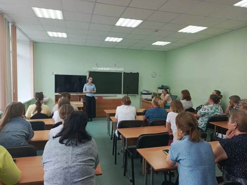 В Кириллове полицейские и общественники провели профилактические беседы с родителями школьников В Кириллове полицейские и общественники провели профилактические беседы с родителями школьников