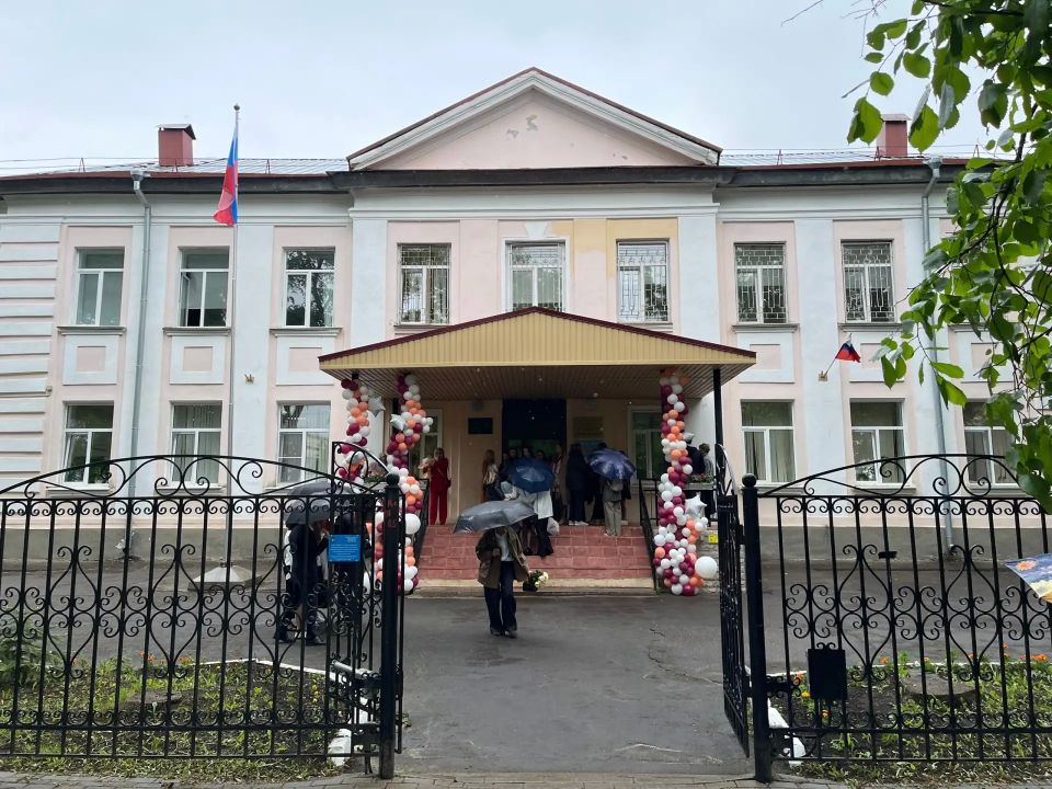 ВЕСТИ35.РФ сегодня провожали во взрослую жизнь выпускников сразу двух школ Вологды — Гимназии №2 и Школы № 8 ВЕСТИ35.РФ сегодня провожали во взрослую жизнь выпускников сразу двух школ Вологды — Гимназии №2 и Школы № 8