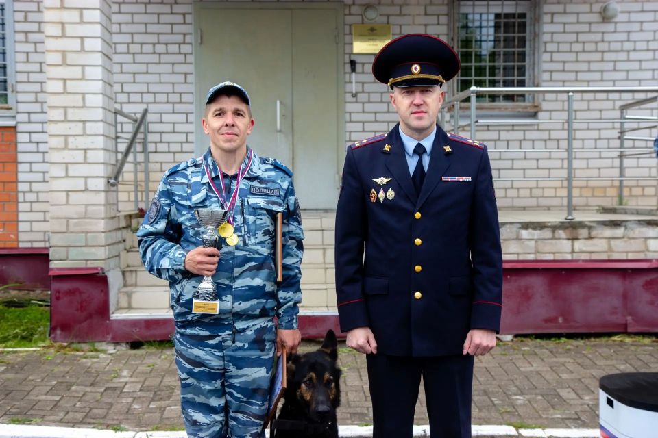 В Вологодской области наградили лучших полицейских-кинологов В Вологодской области наградили лучших полицейских-кинологов