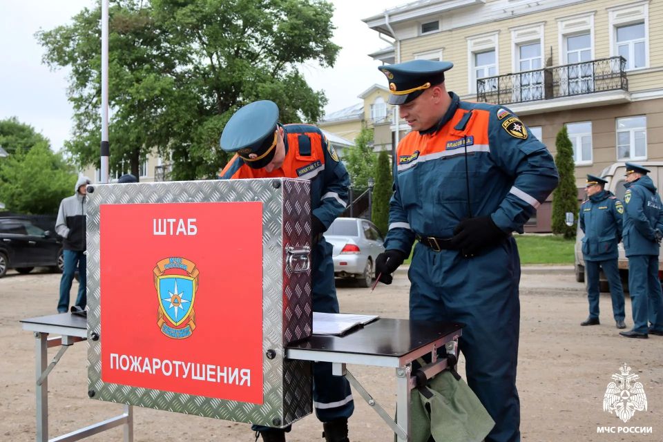 В областной столице прошли учения МЧС России по тушению пожара на прогулочном судне В областной столице прошли учения МЧС России по тушению пожара на прогулочном судне