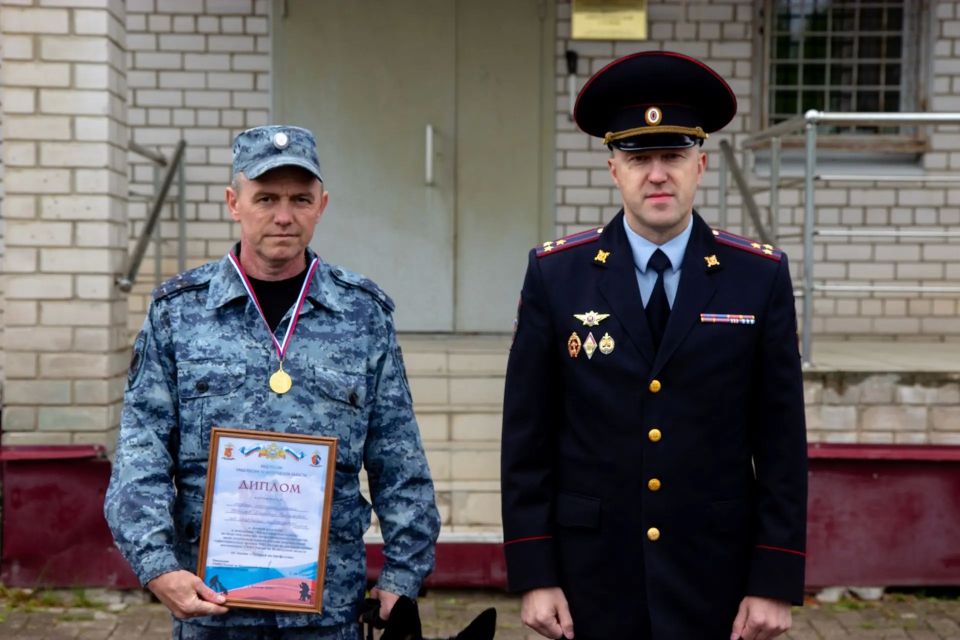В Вологодской области наградили лучших полицейских-кинологов В Вологодской области наградили лучших полицейских-кинологов