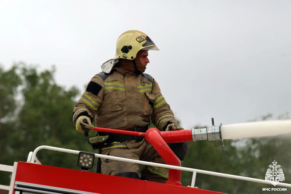 В областной столице прошли учения МЧС России по тушению пожара на прогулочном судне В областной столице прошли учения МЧС России по тушению пожара на прогулочном судне