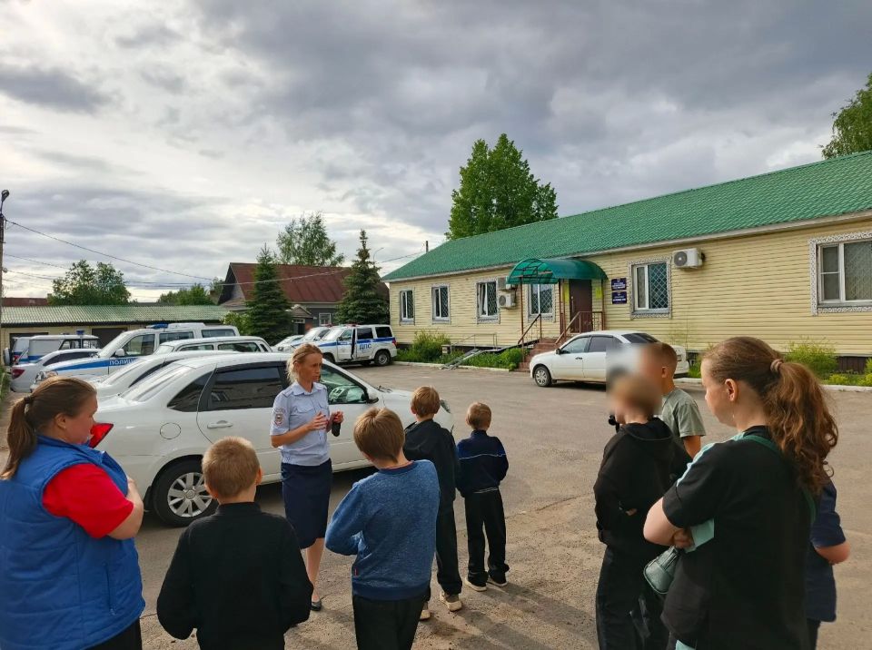 Сотрудники подразделения по делам несовершеннолетних ОМВД России «Никольский» организовали экскурсию в отдел полиции для подростков, состоящих на профилактическом учете Сотрудники подразделения по делам несовершеннолетних ОМВД России «Никольский» организовали экскурсию в отдел полиции для подростков, состоящих на профилактическом учете
