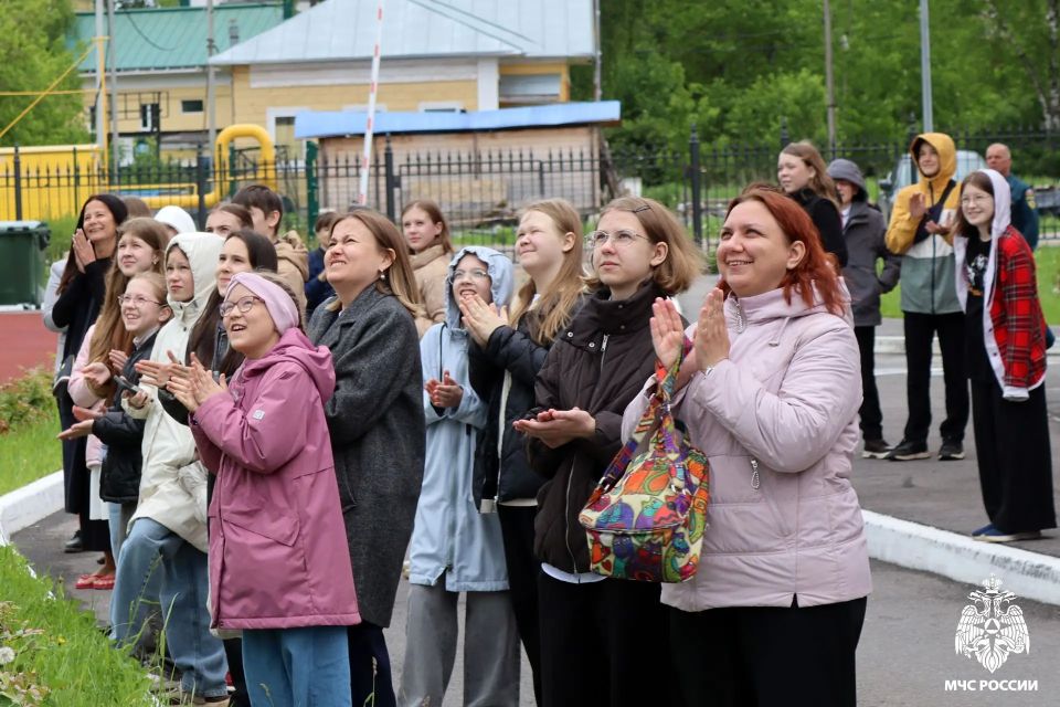 Сегодня в здании Главного управления МЧС России по Вологодской области побывали необычные гости — воспитанники Художественной школы имени В.Н. Корбакова Сегодня в здании Главного управления МЧС России по Вологодской области побывали необычные гости — воспитанники Художественной школы имени В.Н. Корбакова