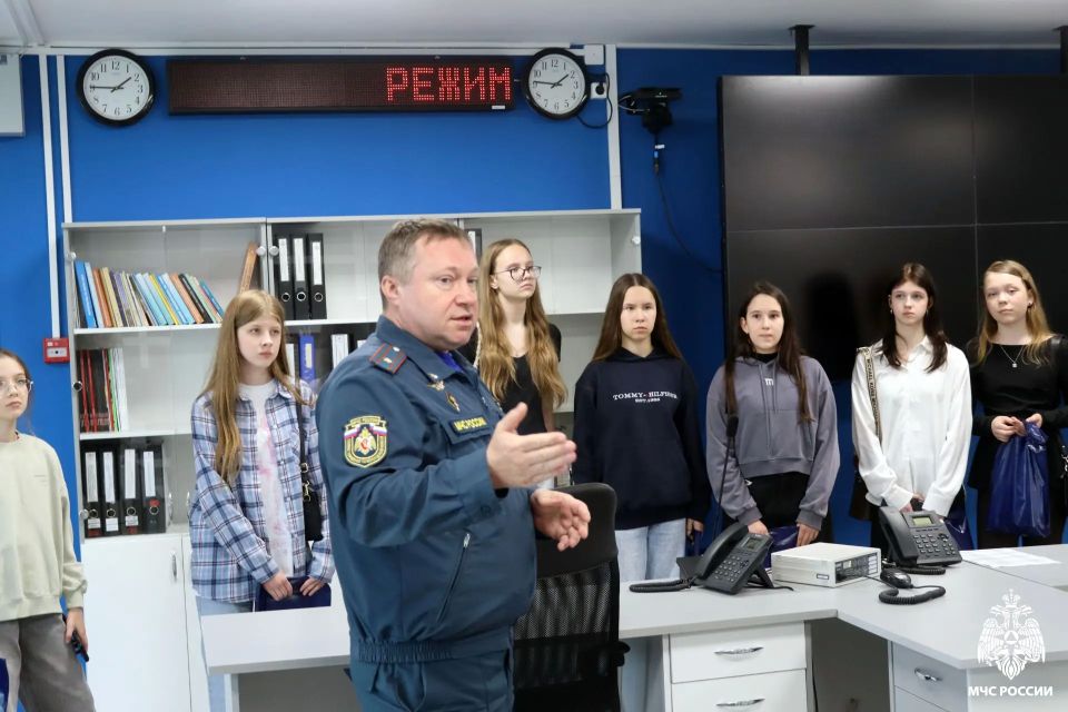 Сегодня в здании Главного управления МЧС России по Вологодской области побывали необычные гости — воспитанники Художественной школы имени В.Н. Корбакова Сегодня в здании Главного управления МЧС России по Вологодской области побывали необычные гости — воспитанники Художественной школы имени В.Н. Корбакова