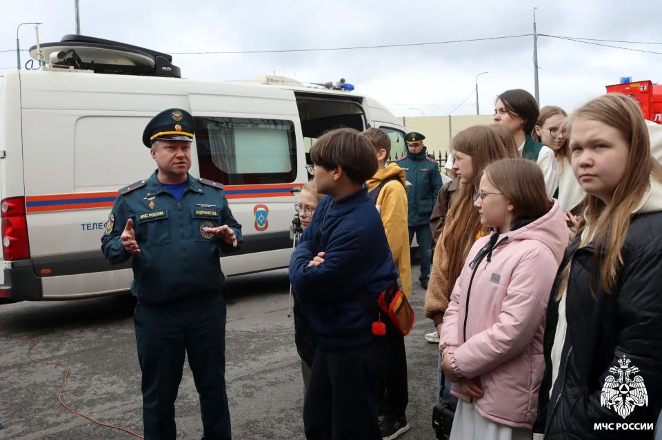 Сегодня в здании Главного управления МЧС России по Вологодской области побывали необычные гости — воспитанники Художественной школы имени В.Н. Корбакова Сегодня в здании Главного управления МЧС России по Вологодской области побывали необычные гости — воспитанники Художественной школы имени В.Н. Корбакова