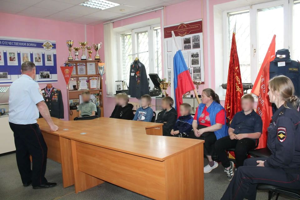 Сотрудники подразделения по делам несовершеннолетних ОМВД России «Никольский» организовали экскурсию в отдел полиции для подростков, состоящих на профилактическом учете Сотрудники подразделения по делам несовершеннолетних ОМВД России «Никольский» организовали экскурсию в отдел полиции для подростков, состоящих на профилактическом учете