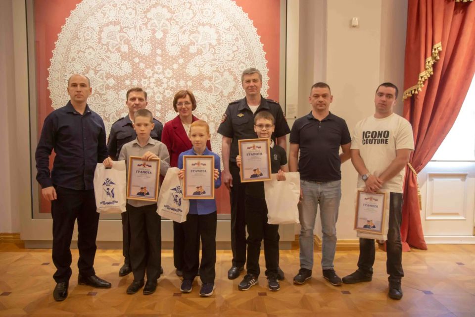 В Вологодской области полицейские и общественники наградили победителей регионального этапа конкурса детского творчества «Полицейский Дядя Степа» В Вологодской области полицейские и общественники наградили победителей регионального этапа конкурса детского творчества «Полицейский Дядя Степа»