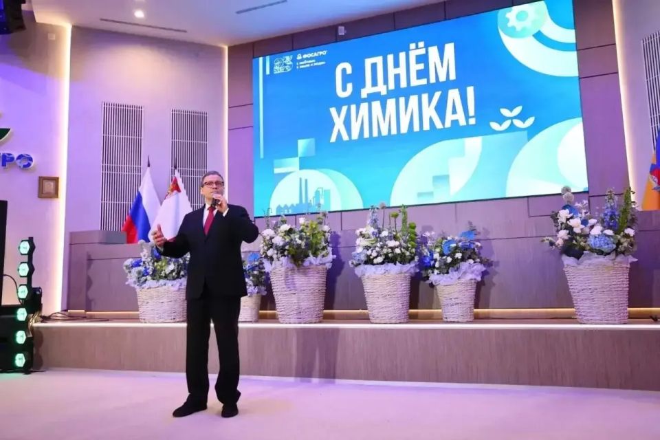 С наступающим Днём химика поздравил трудовой коллектив «ФосАгро» губернатор Георгий Филимонов
